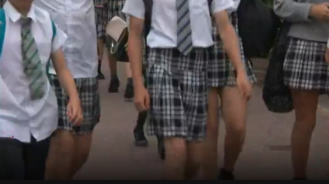 Ц�磡Ӣ��һ��ѧ��׼���̿� 50�������Ĵ�Ůȹ��ѧ