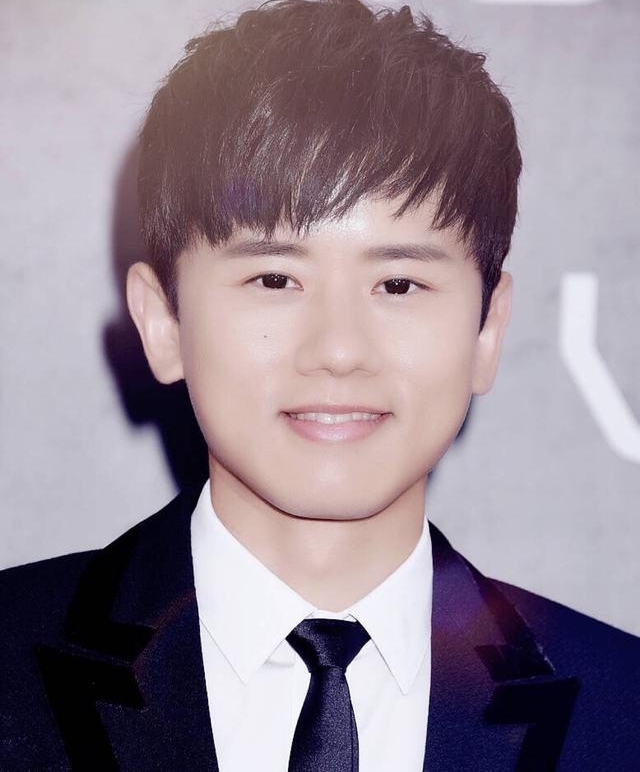 �̵����������Ʒ��������λ���ǣ���һλ��Ȼ�Ǵ�Ҷ��𾴵��ˣ�