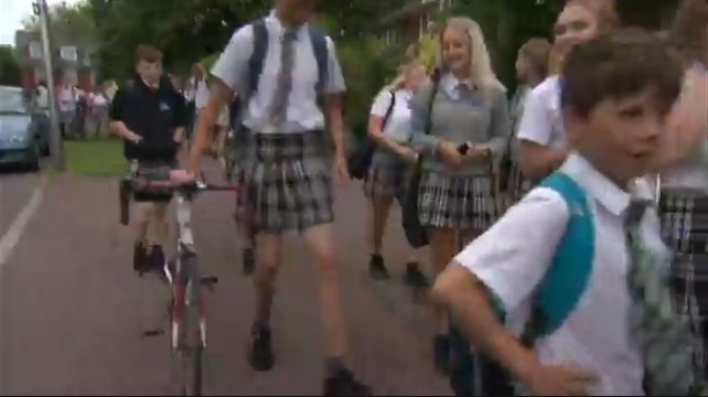 Ц�磡Ӣ��һ��ѧ��׼���̿� 50�������Ĵ�Ůȹ��ѧ