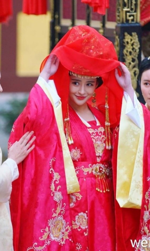 Ů�ǲ��ں��ͷ����һĨ���ߣ���ӱ ������ ���� �ż���˭����