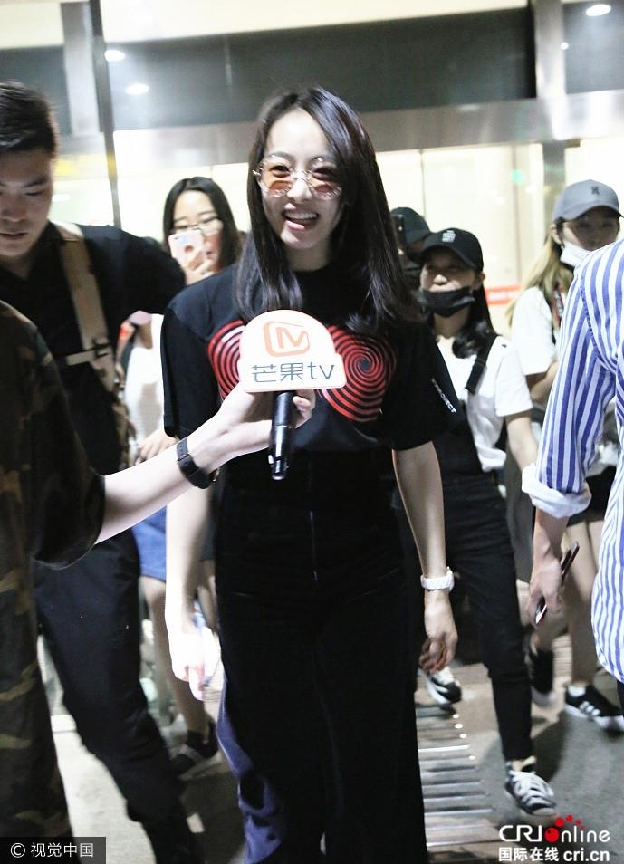 ������ʽЦ�ݣ���������������ǰ��Ƭ������