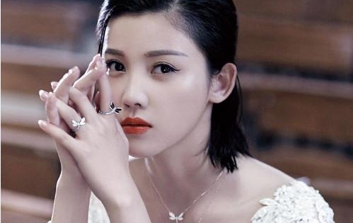 ����橷�ɫ���������飬������ɫ���µ�Ů�Ƕ���˭��