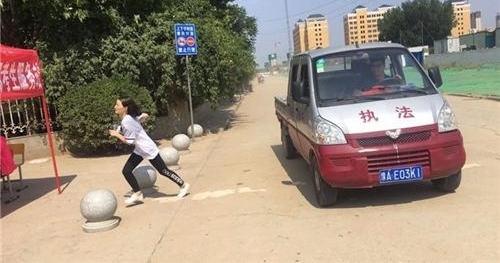 ����Ů��׼��֤������� ��ִ����ȡ�غ��ְѰ������ˡ�