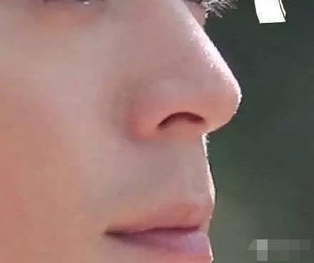 �������Ŀ��̸Ů�����࣬�ƺͻ�������һ��λ����һģһ��