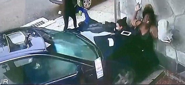 ���������˲�� Ů����ǰ��ס����