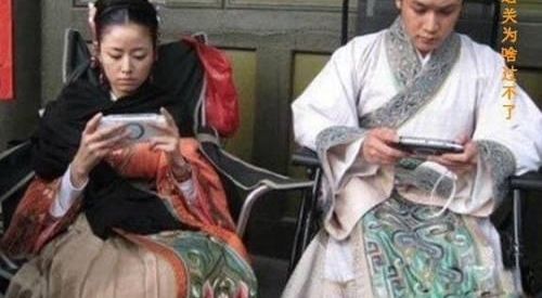 ��Щ����Ƭ����Ϣ�洩Խ��ʵ�ڸ�Ц�ֻ��֣�������ֻ����������