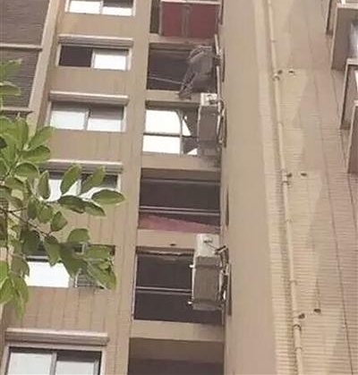 �����Լ�װ�յ���һ�����챻ը����