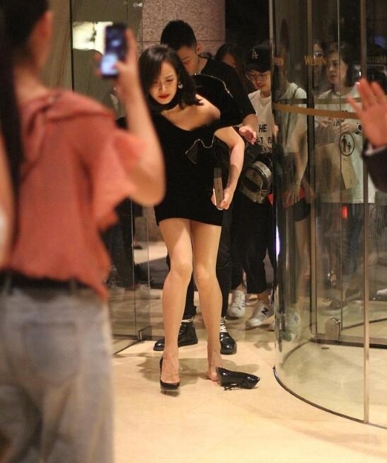 �����������ε�Ь�ӣ�¶��������Ȼ��������