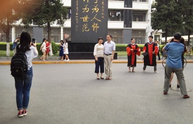 ��ЩͼƬ������ÿ����ѧ���ഺ�ļ��䣬��ʿ˧�����е���˵������