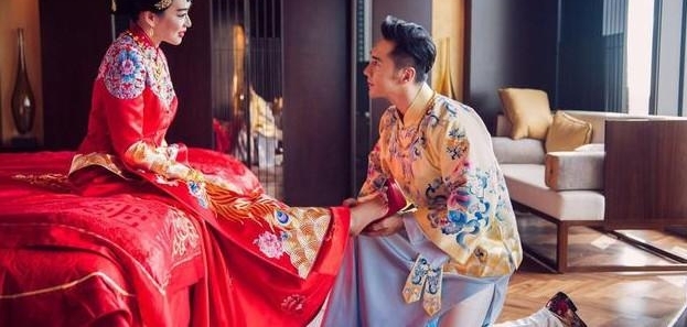 ����橷�ɫ���������飬������ɫ���µ�Ů�Ƕ���˭��