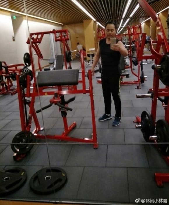 ���˻��Ů����СŴ�� ���ݰְֻ������Ͻ�Ŀ�⵹��׳��