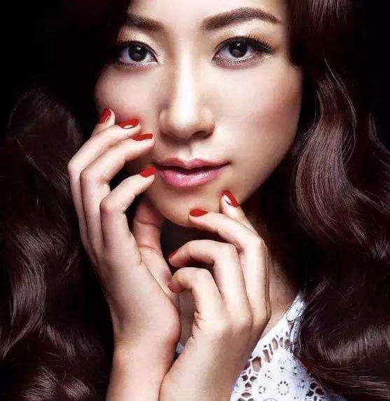 �������Ŀ��̸Ů�����࣬�ƺͻ�������һ��λ����һģһ��