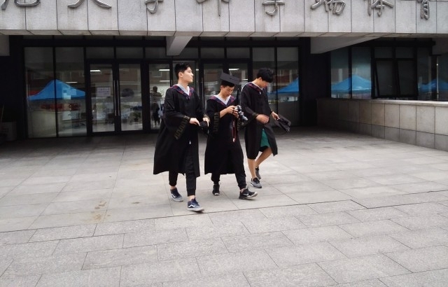 ��ЩͼƬ������ÿ����ѧ���ഺ�ļ��䣬��ʿ˧�����е���˵������