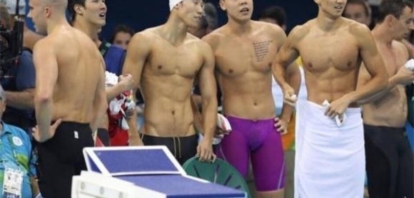 ����ǿ�ھ�ѵ����ΰ���������ෲ��Ȼ�����˿��ȣ�