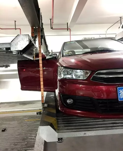 һ�����������ڳ���ͻȻ���𳵴���ѹ��:�Ŷ�����