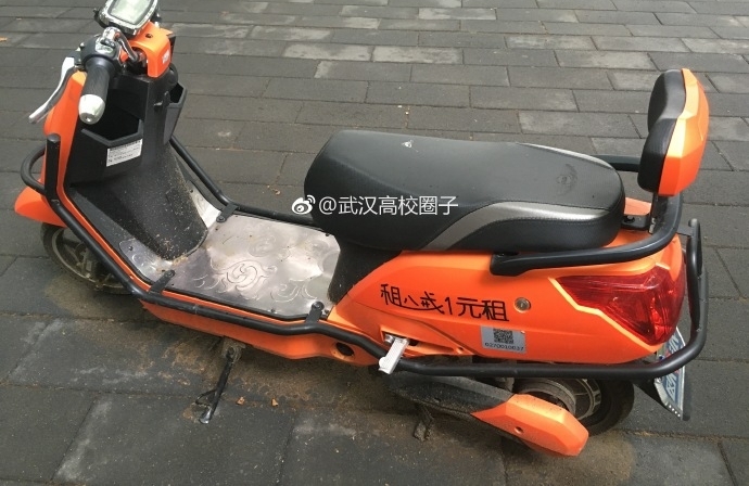 �����綯����½�人������У԰��ĳ�ɫ�籩��Ϊ��У���صķ羰��