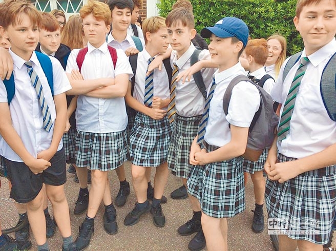 Ц�磡Ӣ��һ��ѧ��׼���̿� 50�������Ĵ�Ůȹ��ѧ