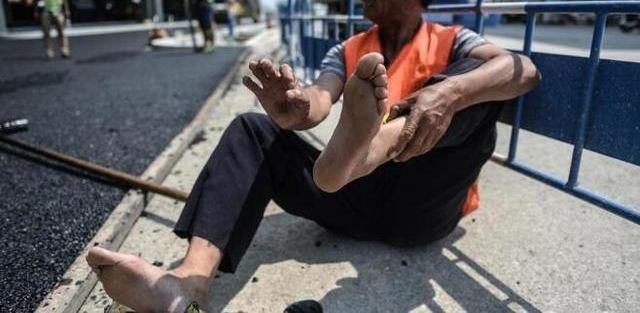 �㲻֪����������һȺ�ˣ�ͷ�����գ��ű����������̳���