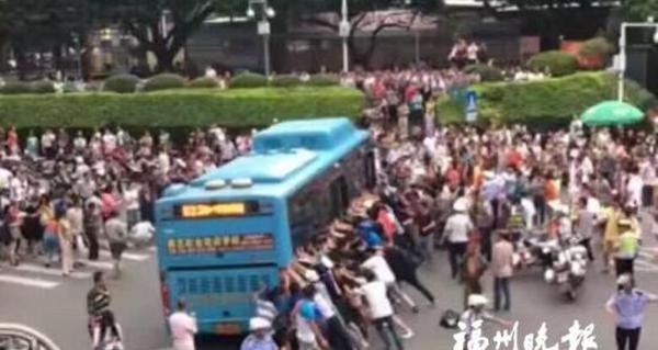 ��������1���˱����������� ·��̧������(ͼ)