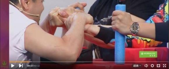 ���˻��Ů����СŴ�� ���ݰְֻ������Ͻ�Ŀ�⵹��׳��