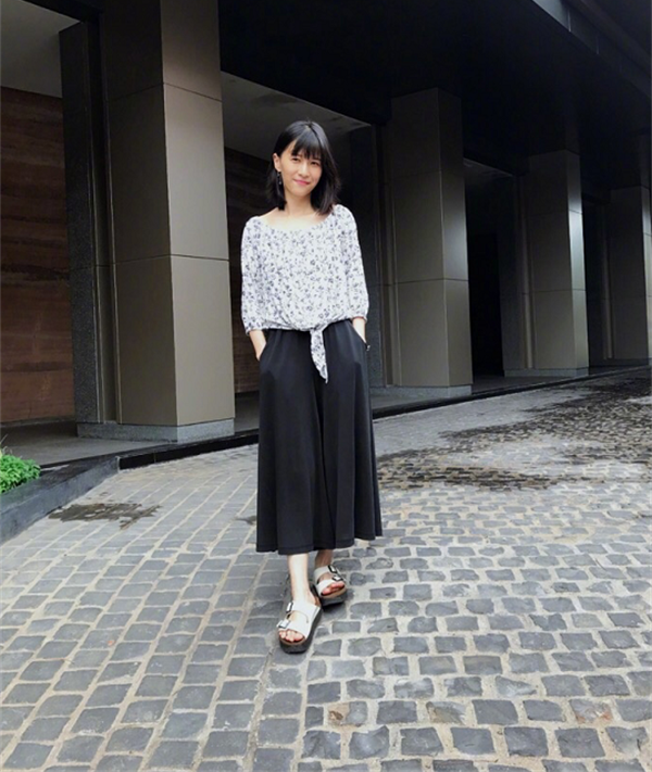 papi�������������ף�һ����Ƶ��Ů��˿����������Ϯ