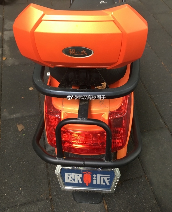 �����綯����½�人������У԰��ĳ�ɫ�籩��Ϊ��У���صķ羰��