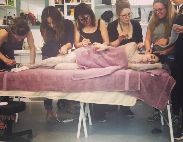 ����ľ����������Ů������ױ6Сʱ �Դ���Ħ����Ƭ��