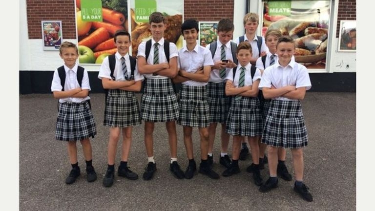 Ц�磡Ӣ��һ��ѧ��׼���̿� 50�������Ĵ�Ůȹ��ѧ