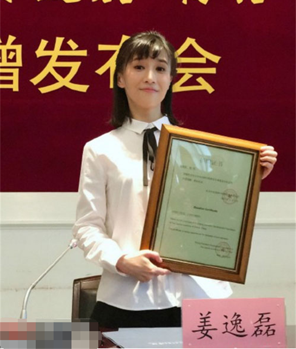 papi�������������ף�һ����Ƶ��Ů��˿����������Ϯ