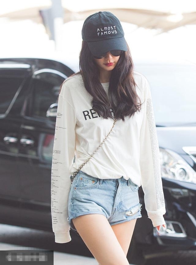 ����Angelababy��������������ţ�ж̿�����ɫ���£����ѣ�baby�Դ���Ů�⻷