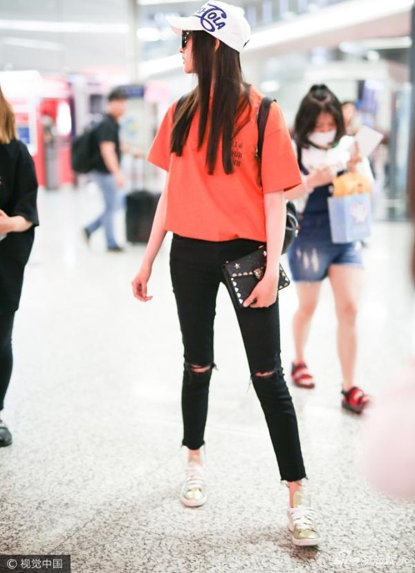 ��ͼ:����ͮ����Ƶ��Ūͷ���ƺ��� һ˫���Ⱥ�����