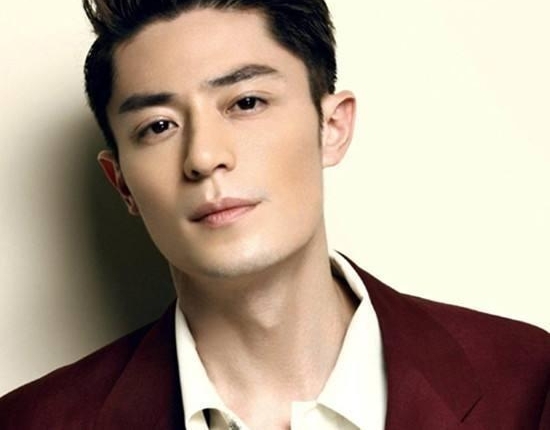 �������Ŀ��̸Ů�����࣬�ƺͻ�������һ��λ����һģһ��