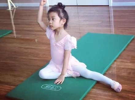 ���޼���������Grace�滭���� ��һ����Ů���ֹ�������