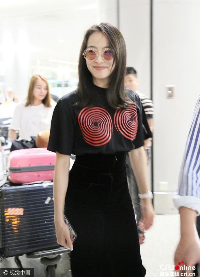 ������ʽЦ�ݣ���������������ǰ��Ƭ������