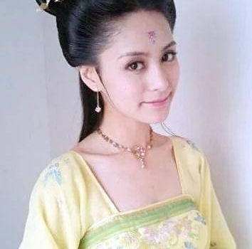 ��װ�����Ů�ӵ��ϻ���� ˭�������أ�