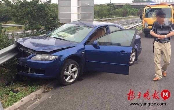 �߿�ǰŮ��ͻȻ��ϵ���� �����Ļż��ϸ���ײ�˳�