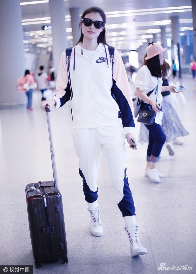 ��������ͷ�˿������ һ���˶�װ���ȳ�