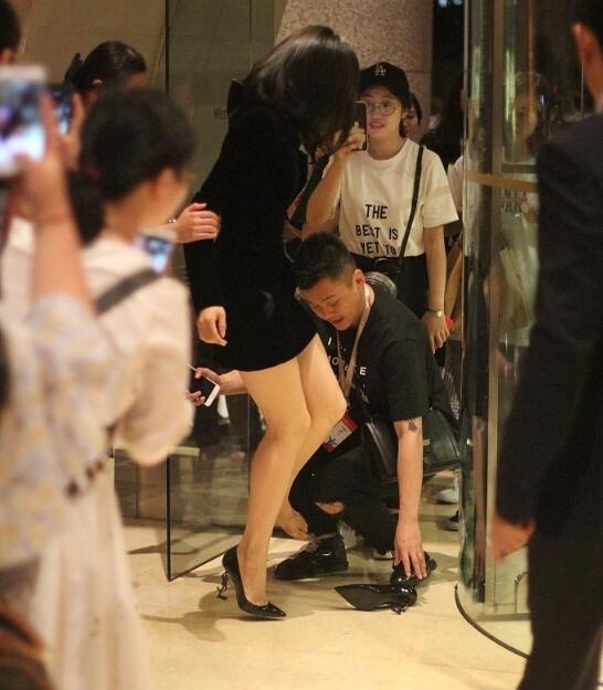 �����������ε�Ь�ӣ�¶��������Ȼ��������