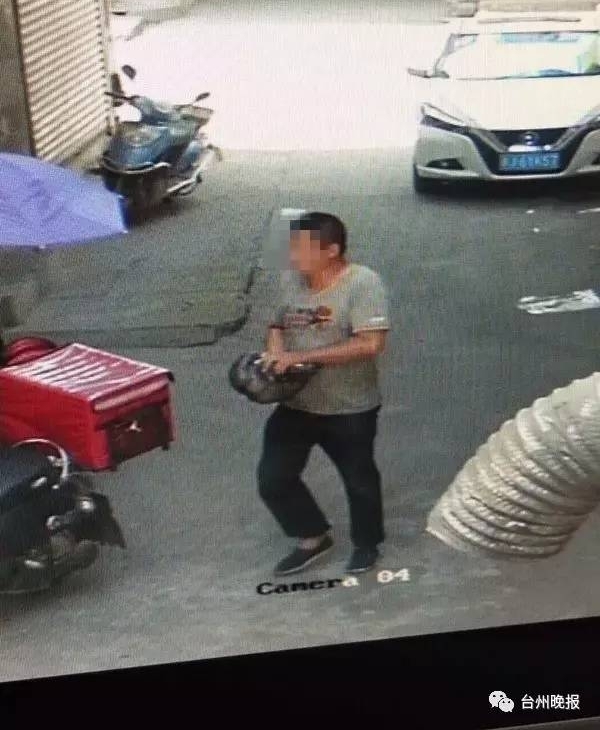 �ٺ��ü���С���Ĺ������³���͵�����죬�����̬����ץס������Ȼ��������