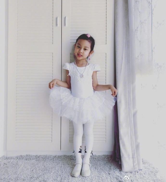 ���޼���������Grace�滭���� ��һ����Ů���ֹ�������