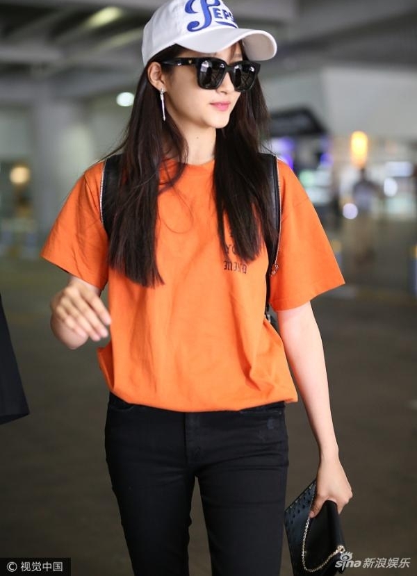 ��ͼ:����ͮ����Ƶ��Ūͷ���ƺ��� һ˫���Ⱥ�����