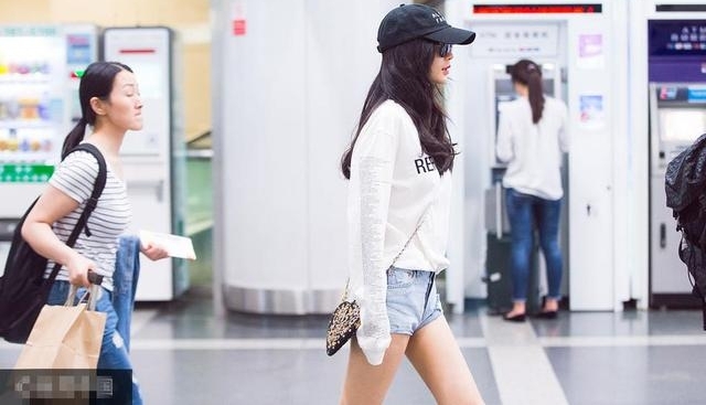 ����Angelababy��������������ţ�ж̿�����ɫ���£����ѣ�baby�Դ���Ů�⻷