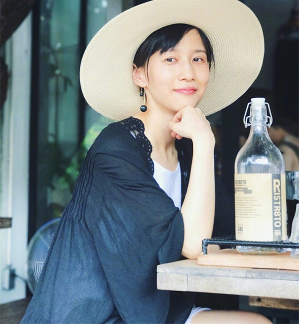 papi�������������ף�һ����Ƶ��Ů��˿����������Ϯ