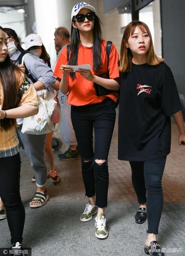 ��ͼ:����ͮ����Ƶ��Ūͷ���ƺ��� һ˫���Ⱥ�����