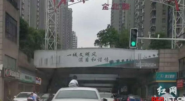 С���������ͷ羰�� ���˿���ȴ�ų�һ���亹