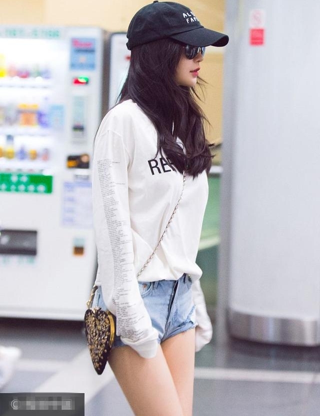 ����Angelababy��������������ţ�ж̿�����ɫ���£����ѣ�baby�Դ���Ů�⻷