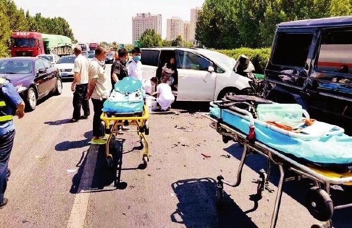 �����ϻ�̥��ײ���� �·������ƳǸ���