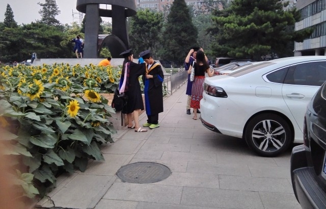 ��ЩͼƬ������ÿ����ѧ���ഺ�ļ��䣬��ʿ˧�����е���˵������