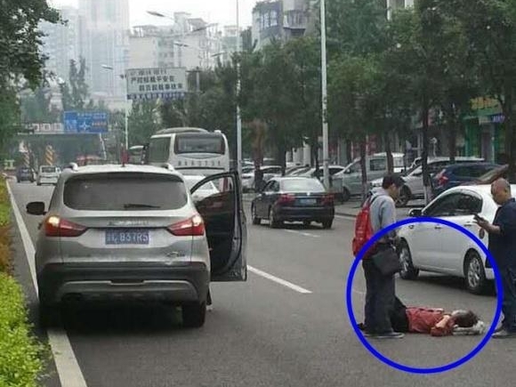 ����ͻȻ�������к����ײ��  ͷ����Ѫ