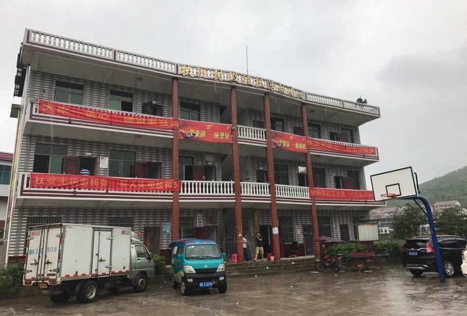 ¦����Դ��������Χ�����˷��ӡ���5̨�� 4�˱���